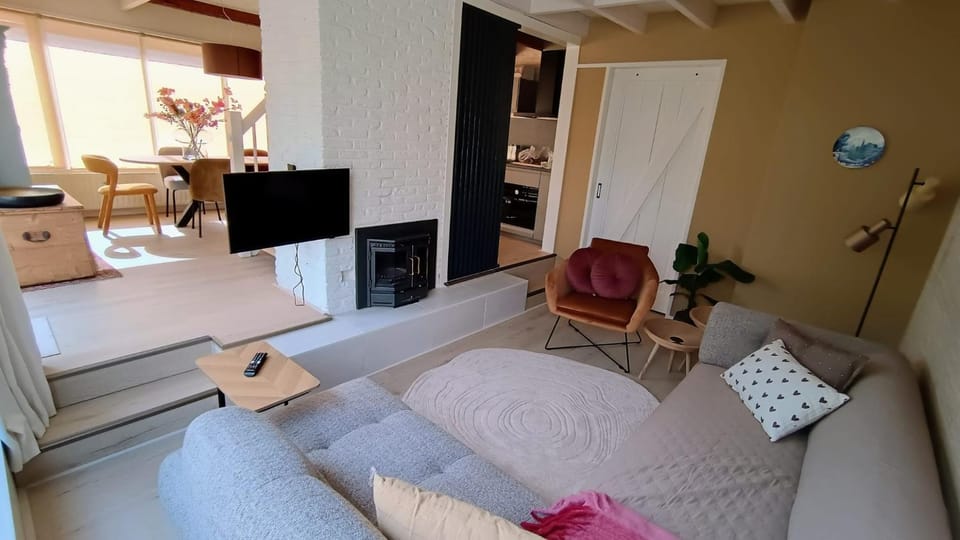 Communal lounge/ TV room, TV and multimedia, Living room, Seating area, Evening entertainment