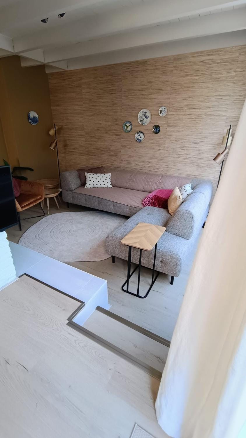 Photo of the whole room, Seating area
