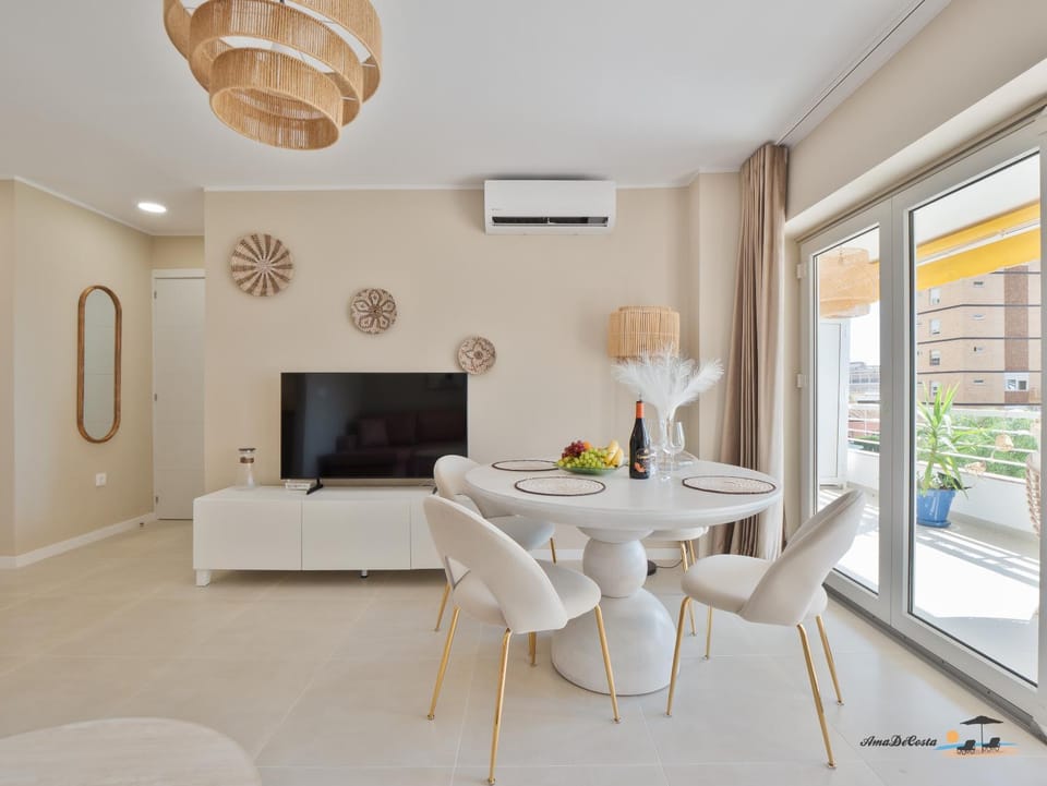 Communal lounge/ TV room, Seating area, air conditioner