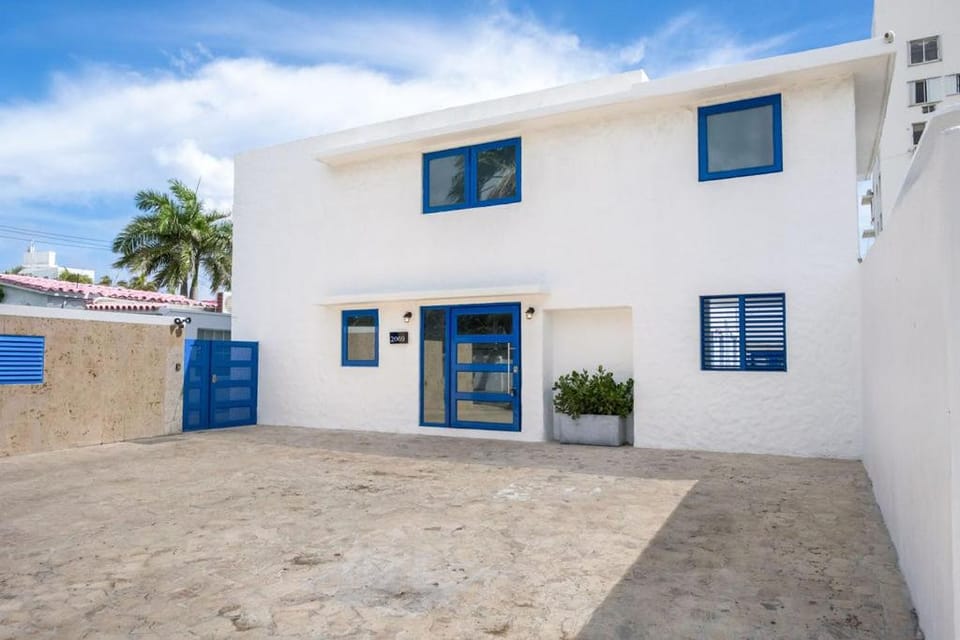 Ocean Park 3BD 3BA Poo Walk to beach -Santorini689 Vacation rental in San Juan