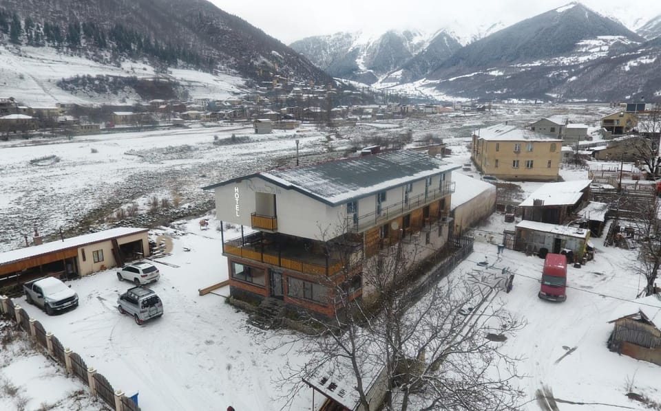 Property building, Day, Neighbourhood, Natural landscape, Bird's eye view, Winter, Mountain view, Street view, Location, Parking