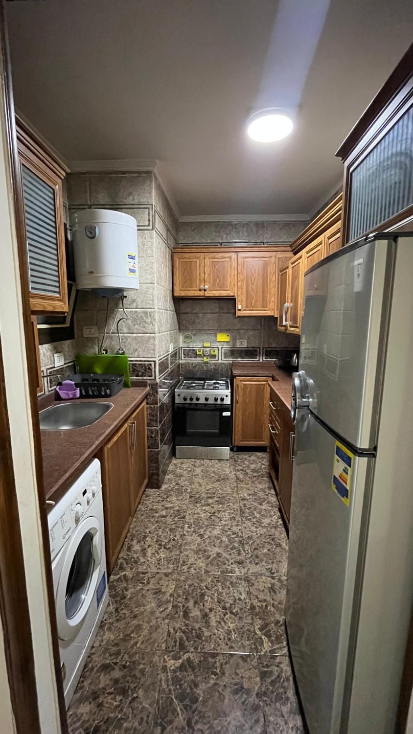 Kitchen or kitchenette, oven, washing machine