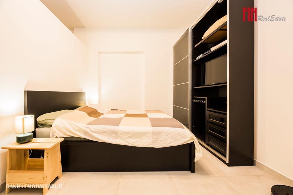 Bed, TV and multimedia, wardrobe