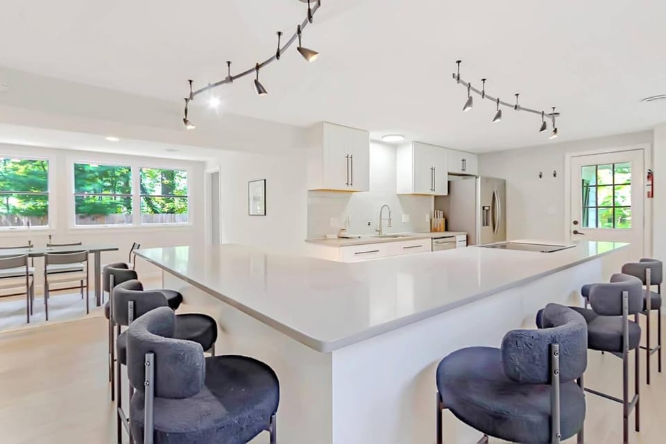 Modern 3BR With Big Kitchen & TV Rm House in Allegheny River