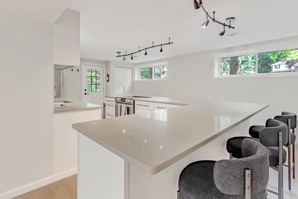 Modern 3BR With Big Kitchen & TV Rm House in Allegheny River