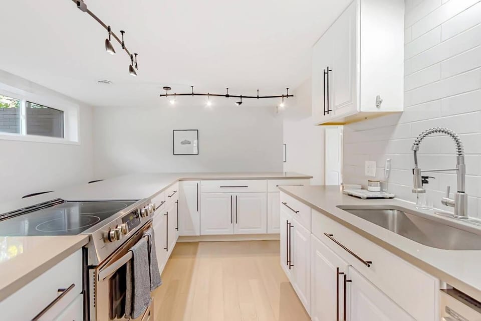 Modern 3BR With Big Kitchen & TV Rm House in Allegheny River