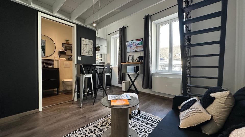 TV and multimedia, Living room, Seating area, Dining area