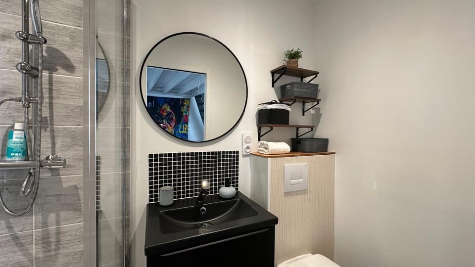 Shower, Toilet, Bathroom, towels
