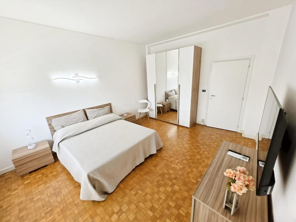 Bed, TV and multimedia, Bedroom, wardrobe