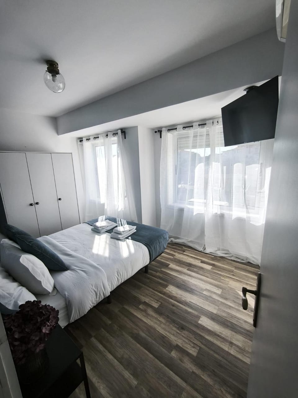 Bed, TV and multimedia, Photo of the whole room, Bedroom, towels