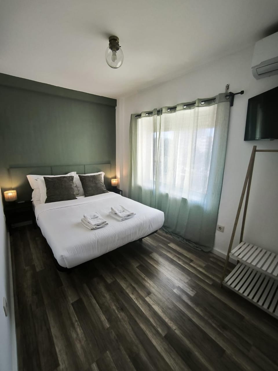 Bed, TV and multimedia, Photo of the whole room, Bedroom, towels, air conditioner