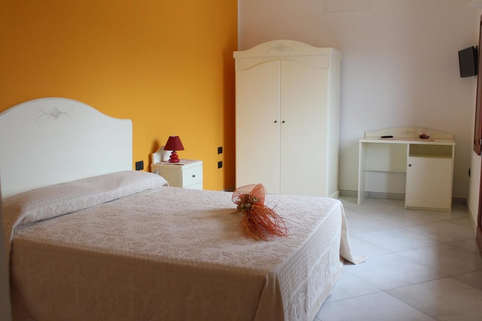 Bed, Other, Photo of the whole room, Decorative detail