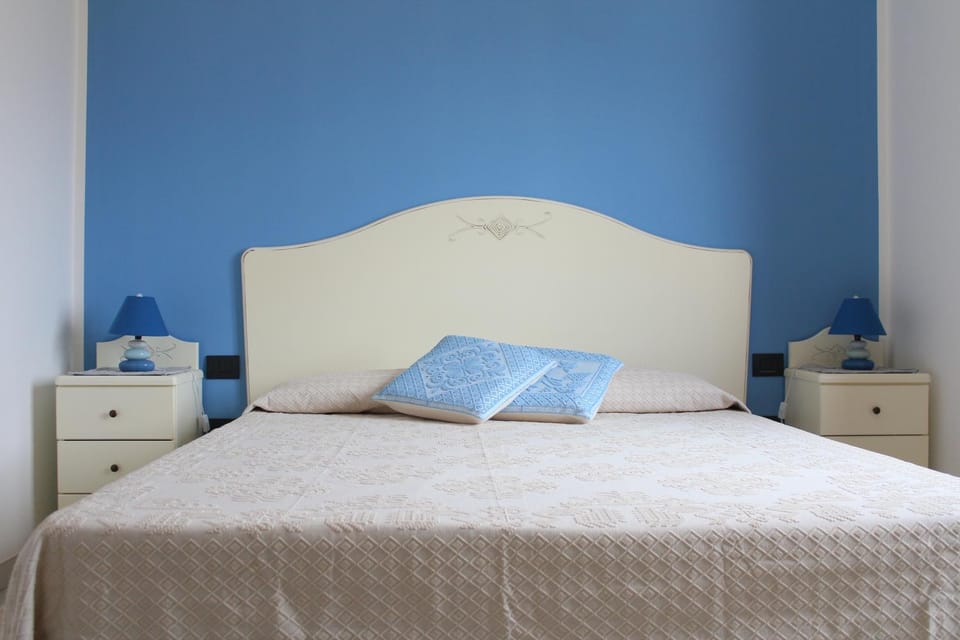 Bed, Photo of the whole room, Decorative detail
