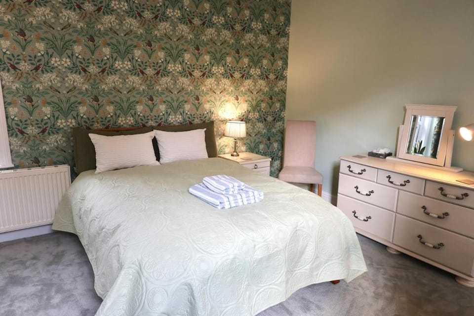 Cosy 3 Bed Home, Holywell Green House in Calderdale