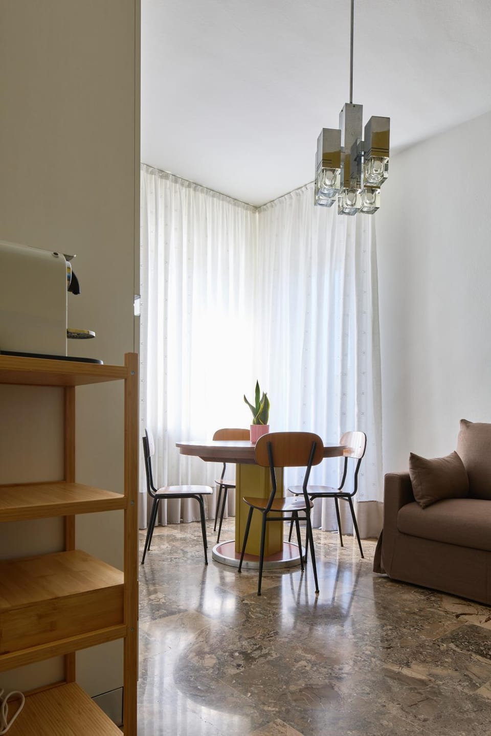 Living room, Seating area, Dining area, internet