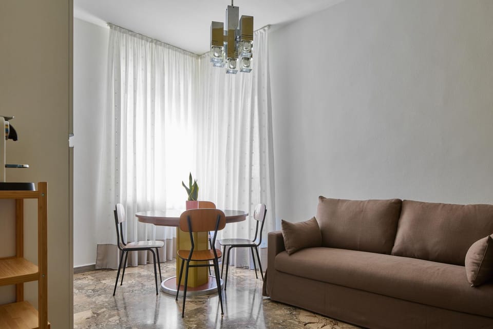 Coffee/tea facilities, Living room, Seating area, Dining area, internet