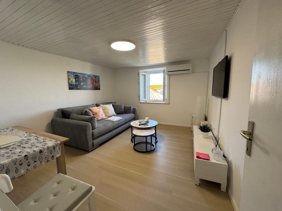 Communal lounge/ TV room, TV and multimedia, Living room, Seating area, Evening entertainment, air conditioner