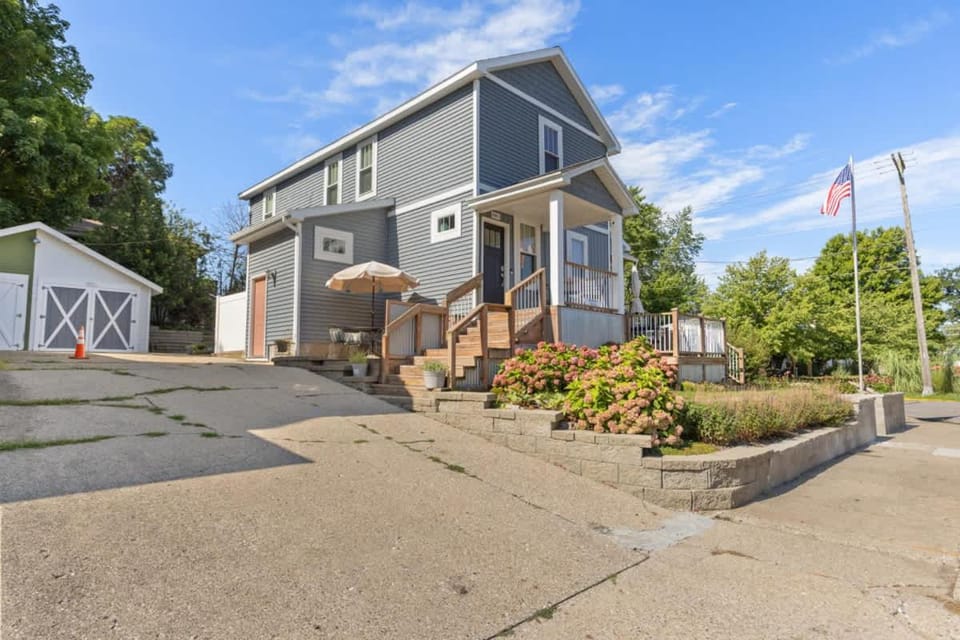 Clinton Ave Retreat Apartment in Grand Haven