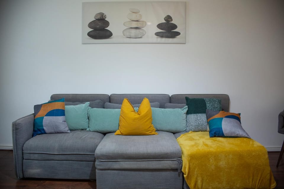 3 bed spacious home for construction workers and families with parking spaces 2 and half bathroom& ensuite Free wifi Apartment in Ashford
