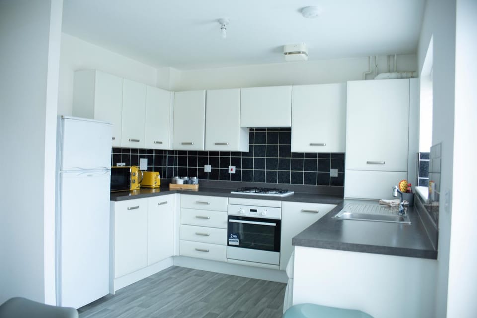 3 bed spacious home for construction workers and families with parking spaces 2 and half bathroom& ensuite Free wifi Apartment in Ashford