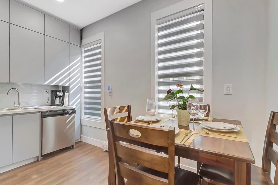 Coffee/tea facilities, Kitchen or kitchenette, Dining area, dishwasher