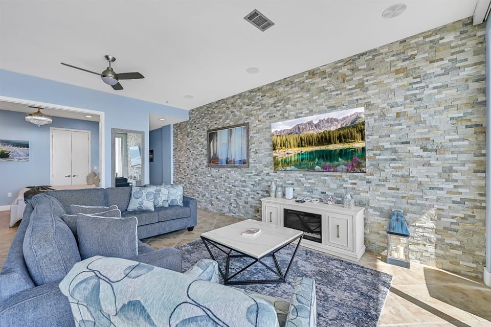 TV and multimedia, Living room, Seating area, fireplace