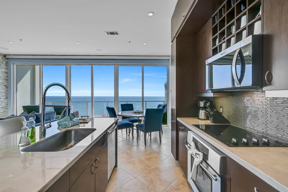 Kitchen or kitchenette, Dining area, Sea view