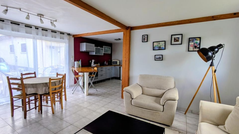 Kitchen or kitchenette, Living room, Seating area, Dining area