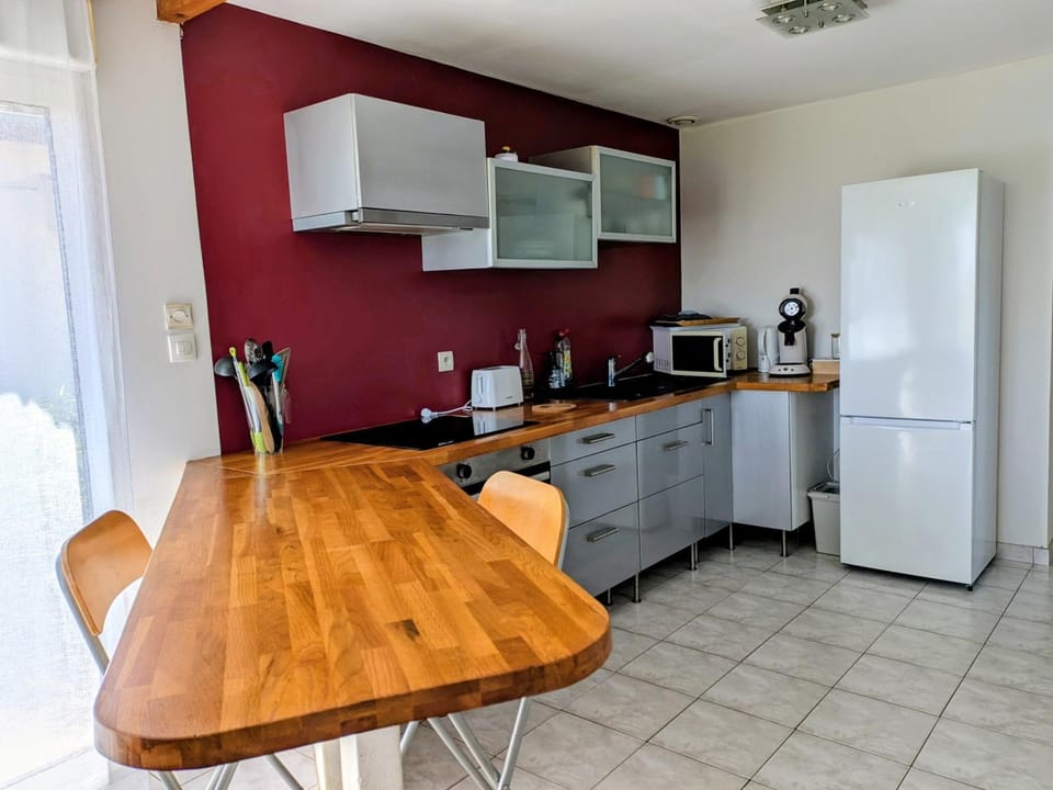 Coffee/tea facilities, Kitchen or kitchenette, Dining area, stove, toaster