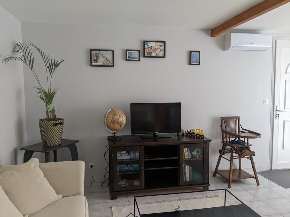 Communal lounge/ TV room, TV and multimedia, Living room, Seating area, air conditioner