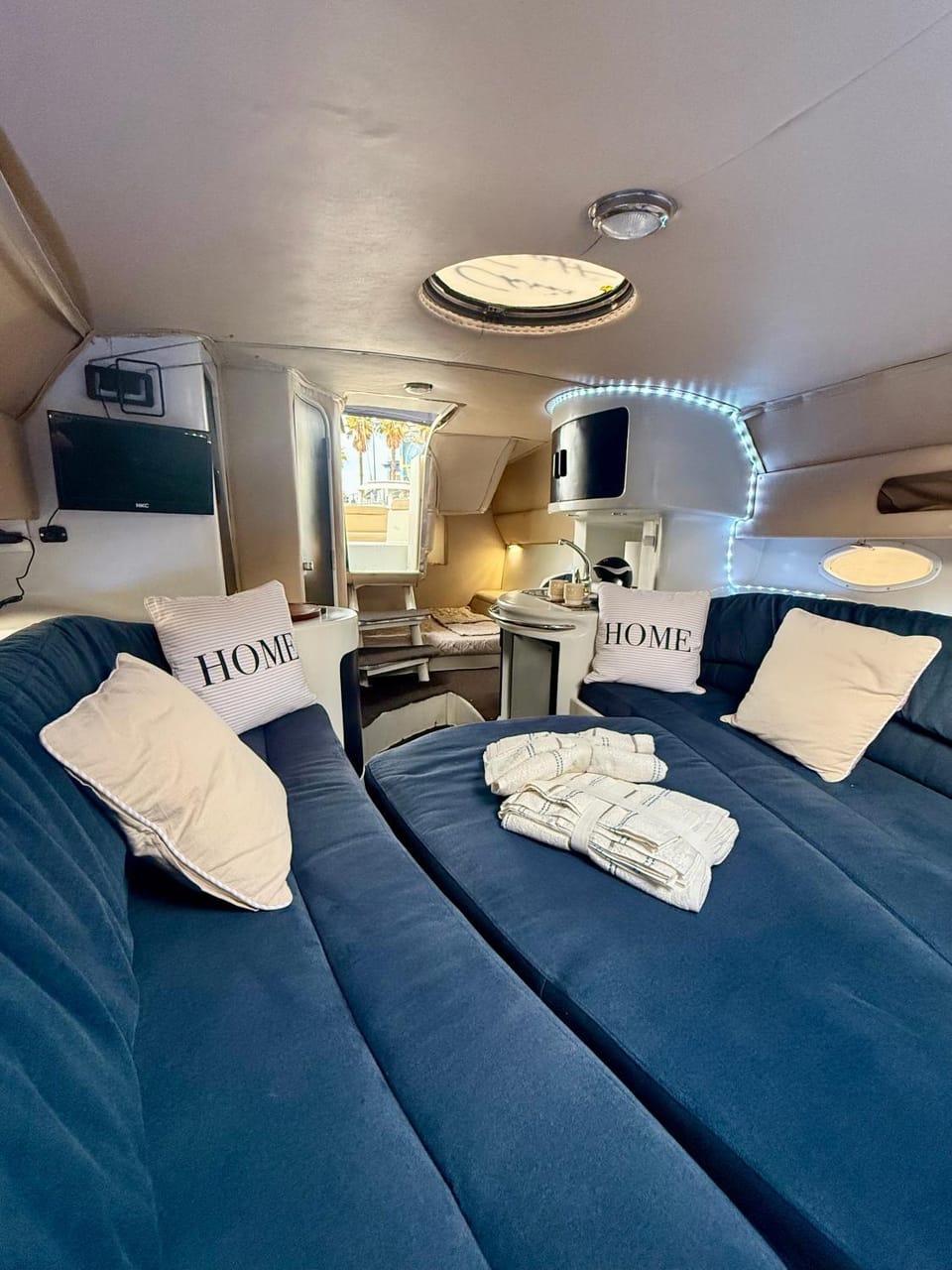 Bedroom, towels
