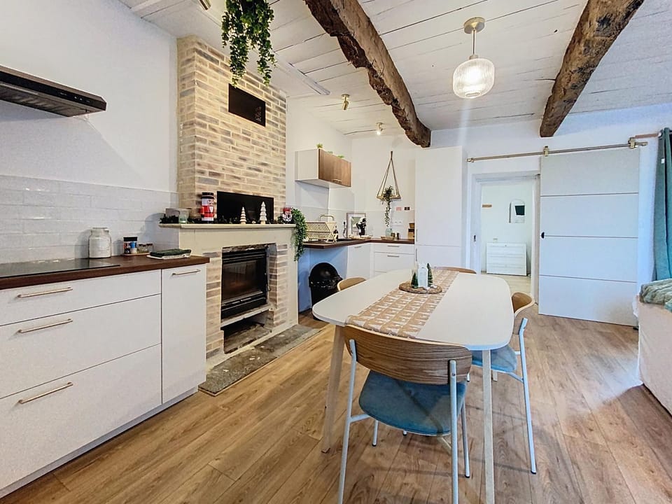 Coffee/tea facilities, Dining area, oven, stove, toaster