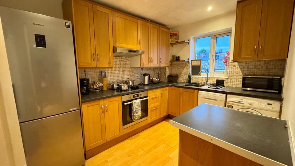 Coffee/tea facilities, Kitchen or kitchenette, dishwasher, oven, stove