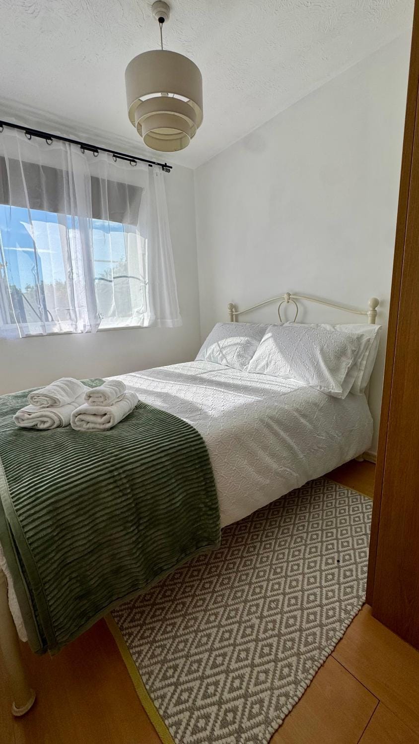 Bed, Bedroom, towels