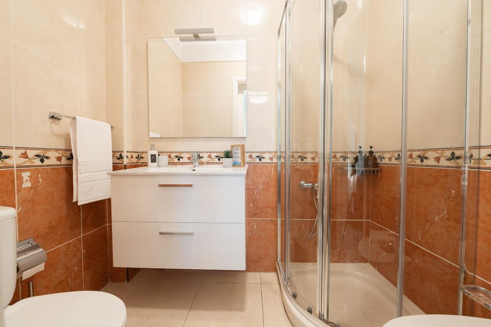 Shower, Toilet, Bathroom, towels