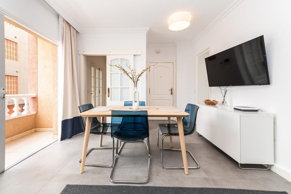 TV and multimedia, Living room, Seating area, Dining area