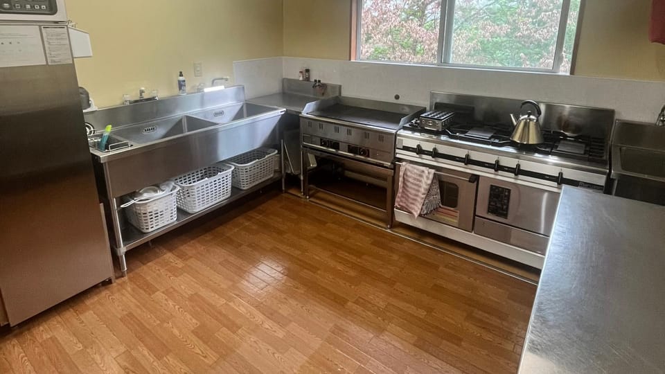 Coffee/tea facilities, Kitchen or kitchenette, oven, stove, toaster