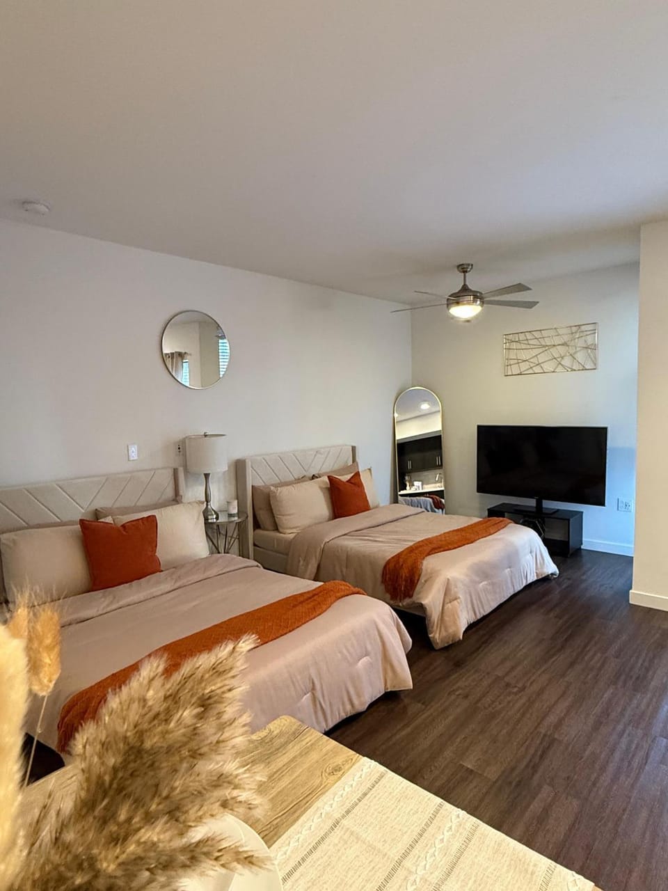 The Hollywood Blvd Loft FREE AND DESIGNATED PARKING Apartment in Hollywood