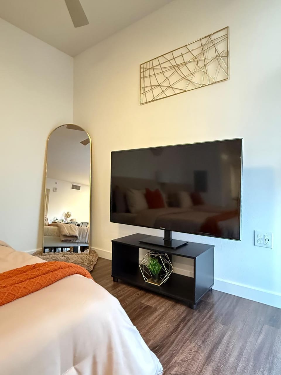 The Hollywood Blvd Loft FREE AND DESIGNATED PARKING Apartment in Hollywood