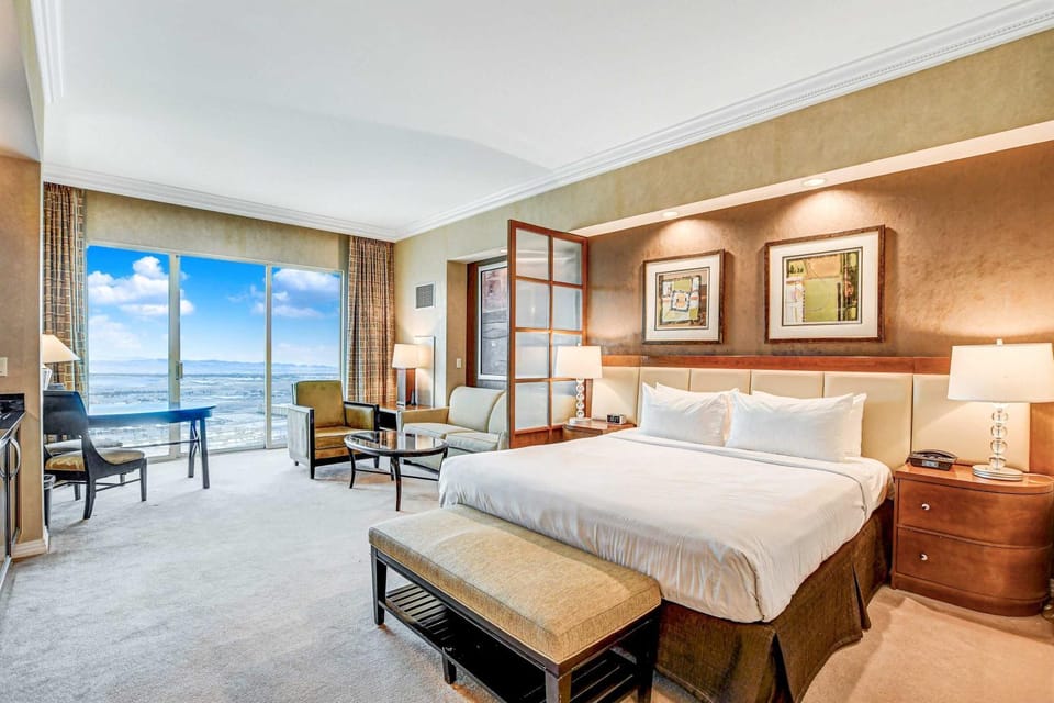 Large MGM Studio Amazing Top Golf View Apartment in Las Vegas Strip