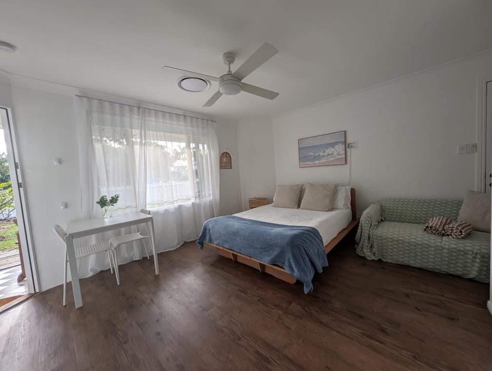 Bed, Living room, Photo of the whole room, Seating area, Bedroom