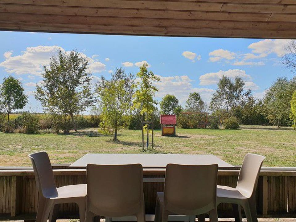 Chalet à Chaillé-les-Marais - Terrasse et salon de jardin - API-1-52-363 Campground/ 
RV Resort in Pays de la Loire