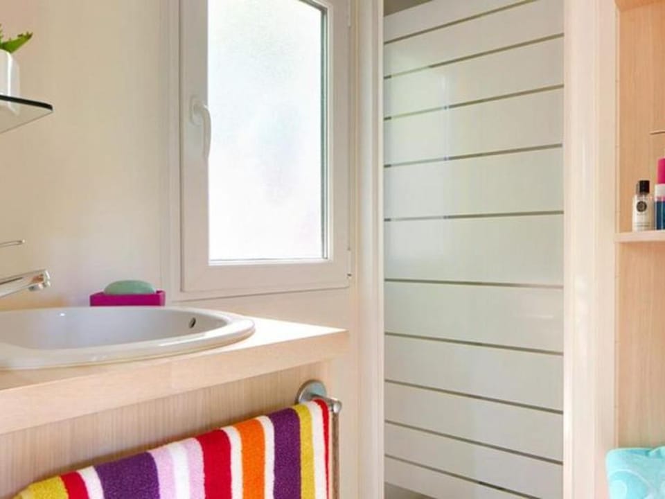 Mobil home confortable avec terrasse à Bormes-les-Mimosas - API-1-52-365 Campground/ 
RV Resort in Bormes-les-Mimosas