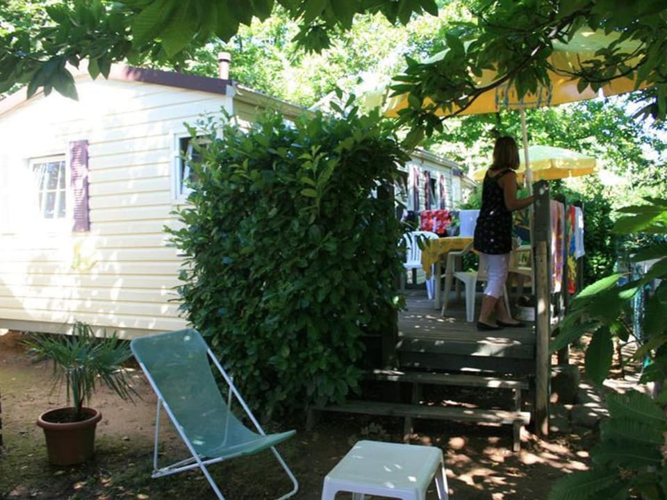 Mobil Home avec Terrasse pour 4 personnes à Ribes - API-1-52-447 Campground/ 
RV Resort in Auvergne-Rhône-Alpes