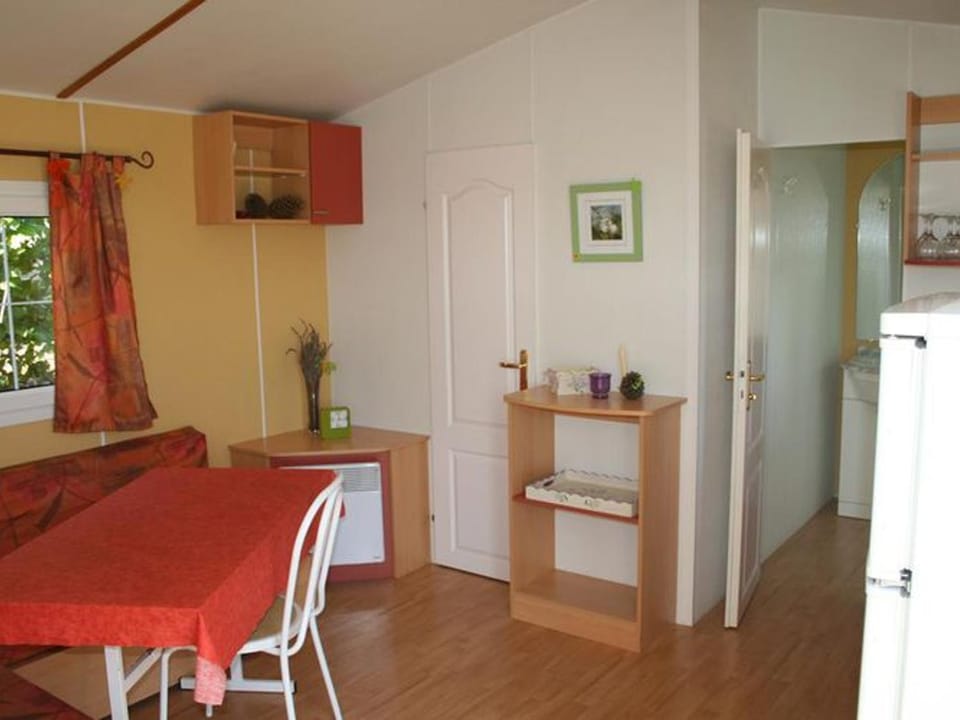 Mobil Home avec Terrasse pour 4 personnes à Ribes - API-1-52-447 Campground/ 
RV Resort in Auvergne-Rhône-Alpes