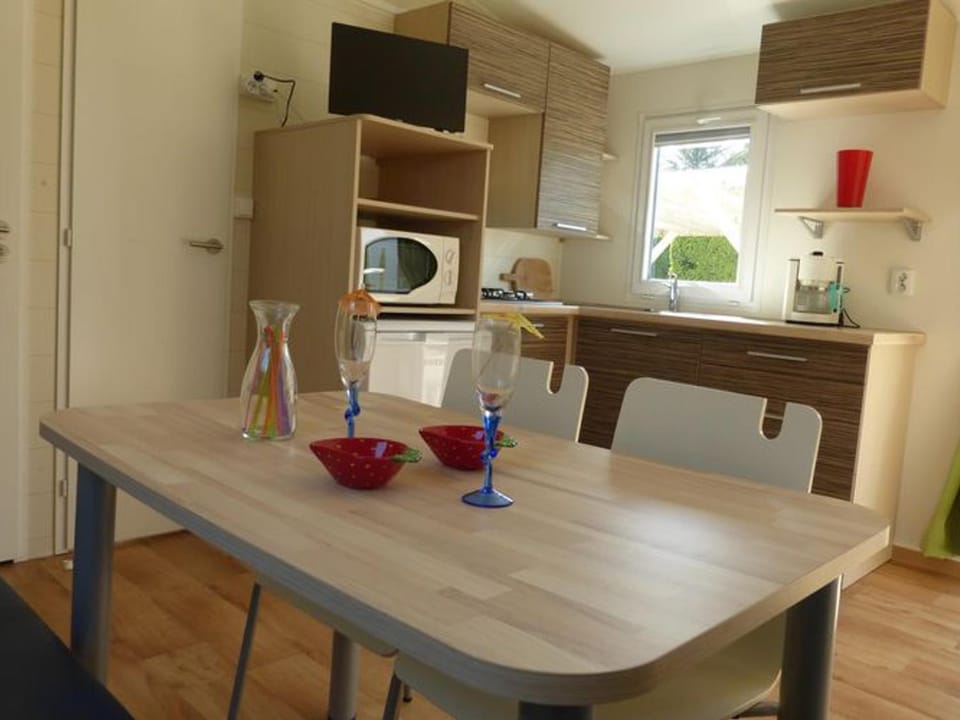 Mobil home confortable avec terrasse à Notre-Dame-de-Monts - API-1-52-516 Campground/ 
RV Resort in Notre-Dame-de-Monts