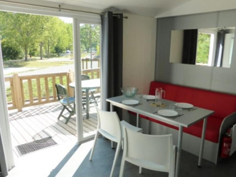 Mobil-home 4 pers. avec terrasse à Puget-Théniers - API-1-52-717 Campground/ 
RV Resort in Provence-Alpes-Côte d'Azur