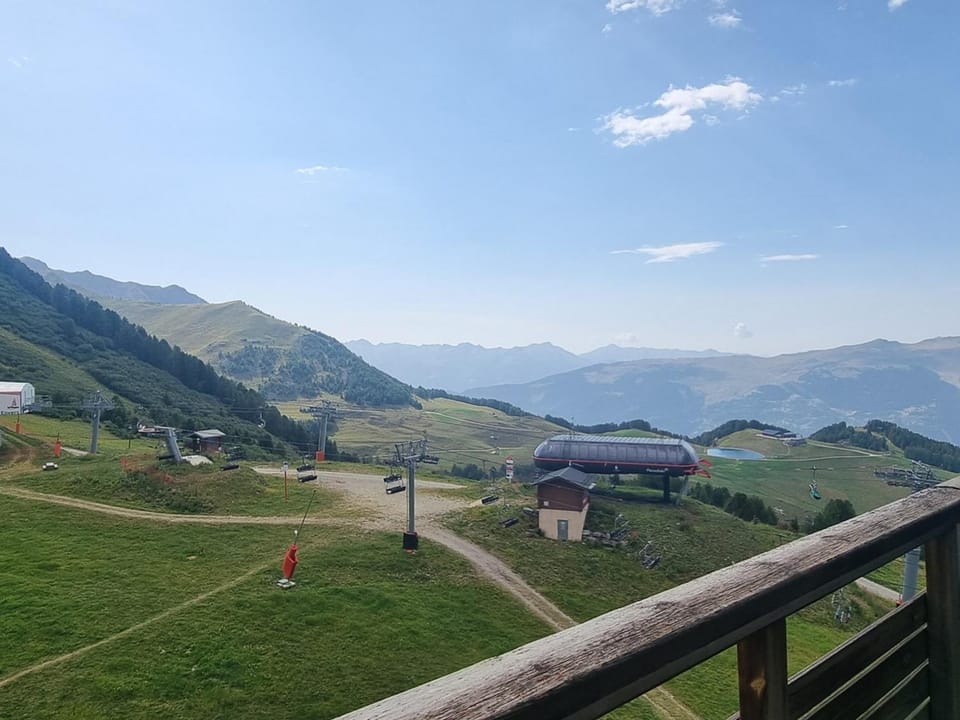 Jolie studio étage élevé Ski aux pieds Vue pistes - FR-1-181-2859 Apartment in Mâcot-la-Plagne
