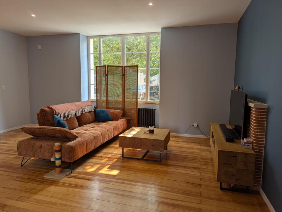 Charmante maison XIXe sur Jarnac avec 3 chambres, cour privative & parking - FR-1-653-280 House in Nouvelle-Aquitaine