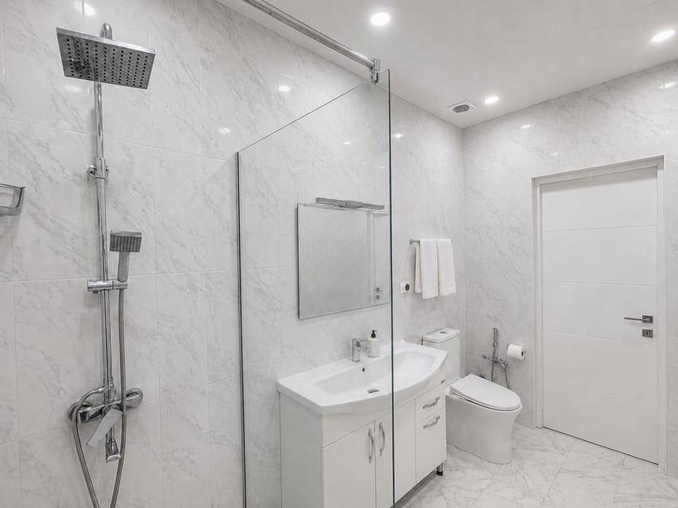 Shower, Toilet, Bathroom, towels